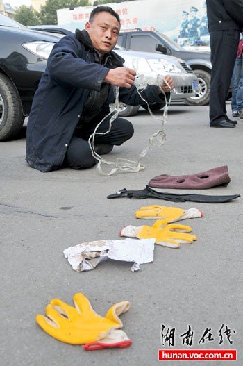 车主市区遭碰瓷劫车 被蒙头封口捆绑扔城郊