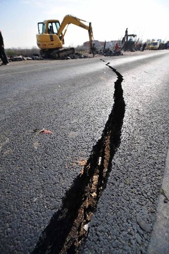 京珠高速载黑火药车爆炸 路面被震裂(组图)