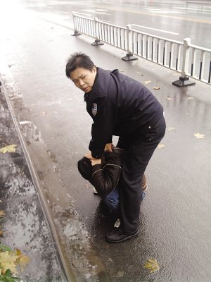 三贼闹市偷等红灯轿车被记者用手机拍下(图)