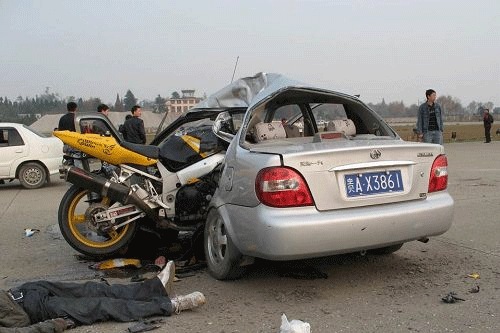 恐怖的车祸 引人深思的安全问题 卓众汽车网