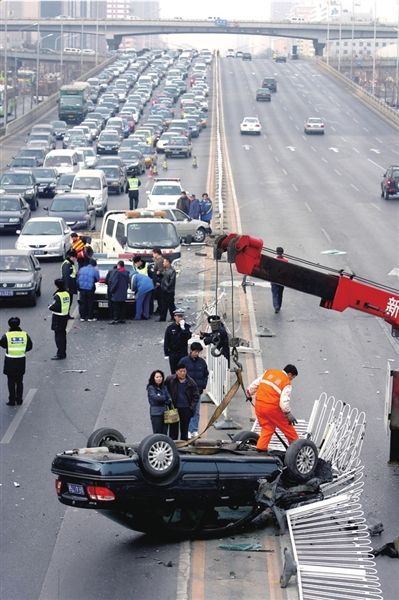 轿车撞护栏砸中对面车 造成6车连环相撞