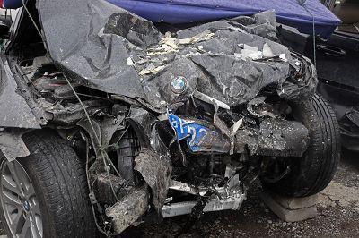 上海浦东宝马迎面撞进面包车 导致2死6伤