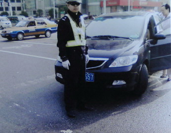 赵某驾车闯红灯后停在松桂园路口马路中间的情形。 小刘军 翻拍警方照片