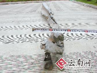 护栏被撞成了麻花