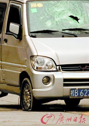 劫匪拒捕开车撞民警 遭警方开枪射杀