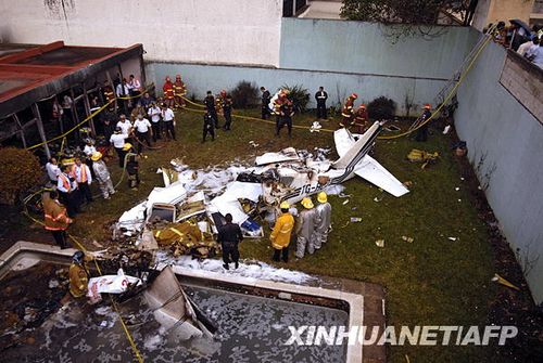 危地马拉一飞机撞向居宅 至少6人死亡（组图）