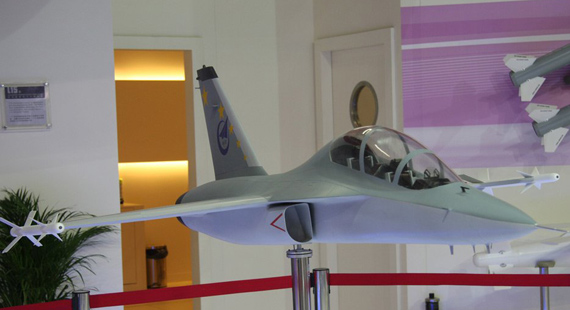 中航工业展出猎鹰高教机模型摄影:门广阔新浪军事版权所有,未经许可请勿转载