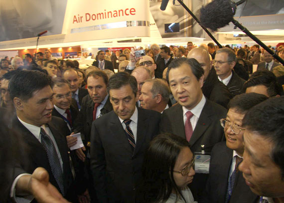 中国驻法大使等欢迎法国总理的到来摄影:门广阔新浪航空独家图片未经许可请勿转载