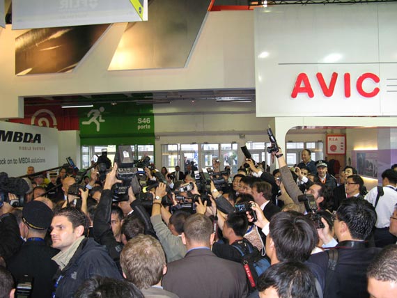 法国总理菲永到达中航工业展消息吸引大批媒体