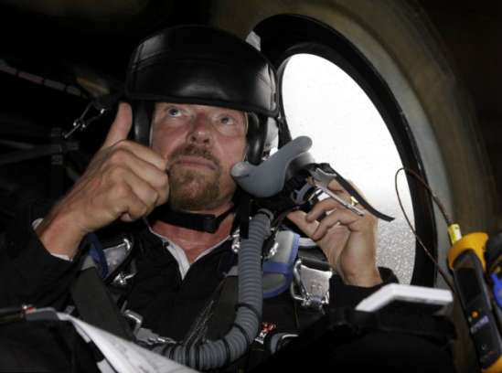 航空业大亨理查德·布兰森 太空航班母舰白色骑士2号首次公开亮相(图)