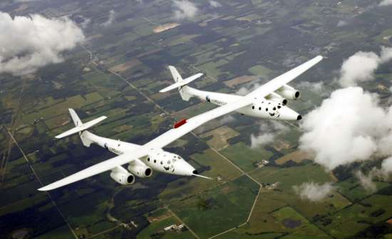 白色骑士2号是一架双机身飞机,外形好似两架机翼连接在一起的飞机 太空航班母舰白色骑士2号首次公开亮相(图)