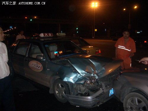 酒驾肇事再发生 面包车撞2人又撞4车！ 汽车之家