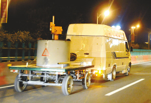 确认是“虚惊一场”后，排爆设备撤离乌鲁木齐机场。