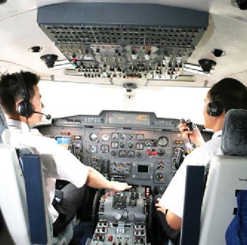 幸福航空的飞行员在操作“新舟”60型客机