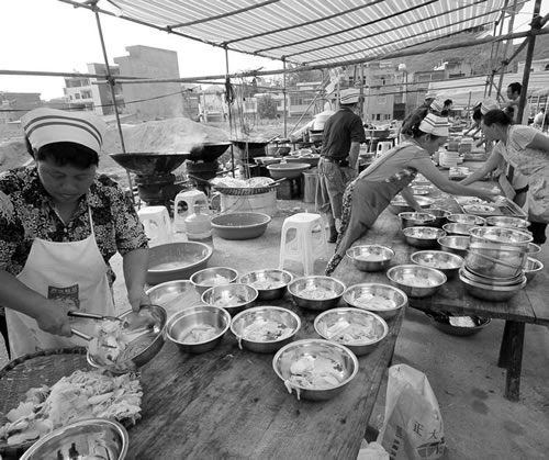 农民陈明刚购直升机 宴请数万看飞机村民吃酒(图) (2)