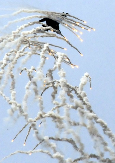 一架俄罗斯飞机表演投放曳光弹。新华社记者赵嘉麟摄