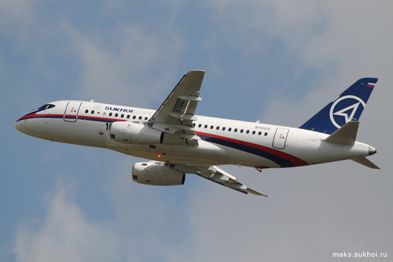 在2009莫斯科航展上进行飞行演示的超级100飞机