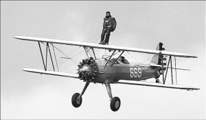 英国老翁站机翼飞越海峡 飞机竟造于942年(图)