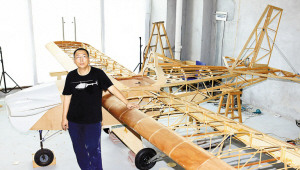 深圳时装摄影师自制飞机成功飞行25分钟