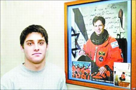 父亲6年前死于“哥伦比亚”号航天飞机爆炸儿子驾F-16训练遇难——以宇航员父子遭“坠机魔咒”