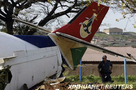 2009年9月24日，在南非东部港市德班，警方在失事的南非空联航空公司ZS-NRM号喷气流41型客机周围勘察。当日8时左右，这架飞机执行SA8911次航班，从南非德班国际机场飞往彼得马里茨堡机场，机上没有乘客。该机起飞后不久即在一所学校坠毁，造成机上的全部3名机组人员和地面上一名妇女受伤。新华社/路透