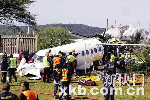 被撞清洁工大难不死 南非失事飞机断成三截