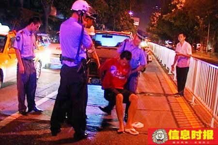 醉酒司机等红灯时趴方向盘上睡着(图)