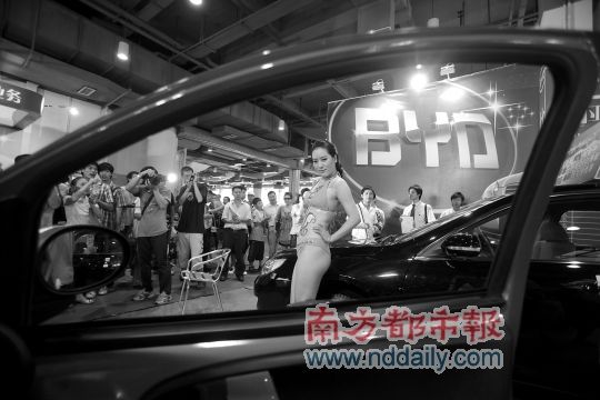  拍美女就有机会获得万元旅游卡，不怪得引来“长枪短炮”。