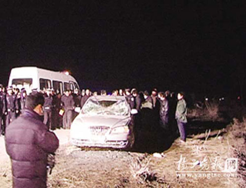 失事车辆被打捞出水面。　梅建明 摄