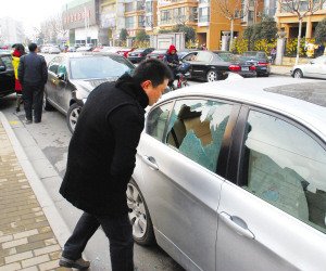 多辆高档轿车遭钢珠弹袭击 疑因被人仇富所致