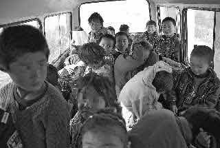 狭小的车厢内挤进51名小学生。本报记者黄广华 摄