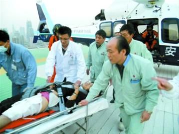 大客车侧翻3死17伤直升机急降沪宁高速救援(组图)
