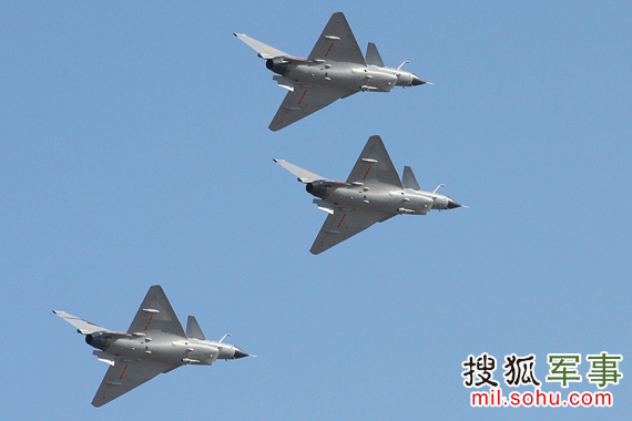 资料图：空军60周年飞行表演。图为歼-10三机编队飞行。