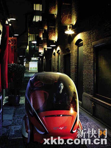 通用的电动概念车ＥＮ－Ｖ在上海街头