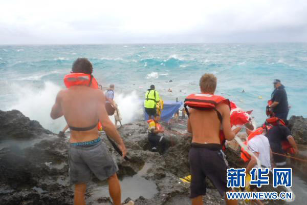  12月15日，救援人员在澳大利亚北部圣诞岛海岸附近搜救沉船上的乘客。