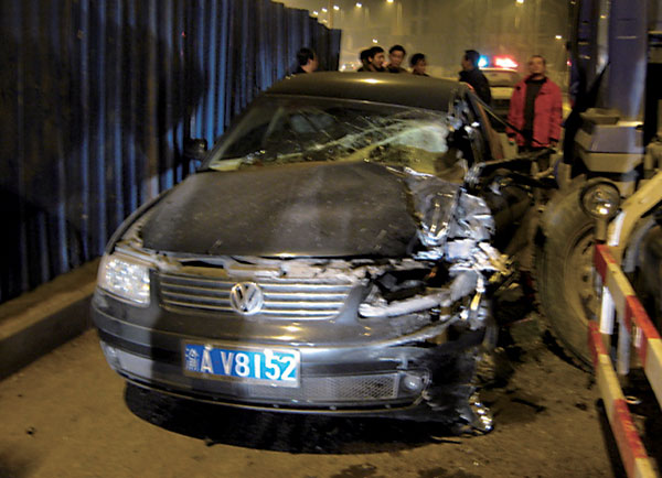 少年开的帕萨特被严重撞坏