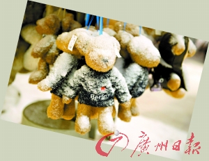 17日，在柏林一家商店，泰迪熊上挂满了雪。