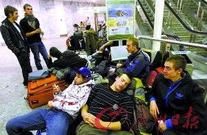 探雪　　18日，旅客滞留在匈牙利布达佩斯国际机场。