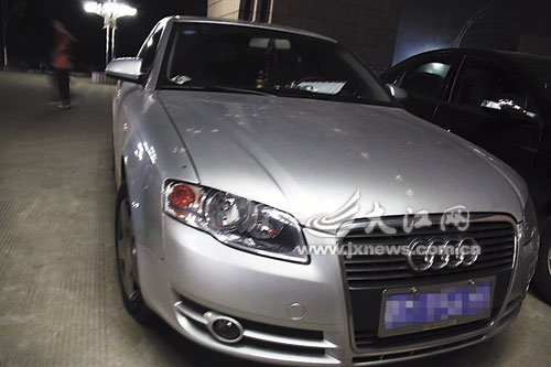 男子飙车进校园被拦 踹伤保安称“有的是钱”