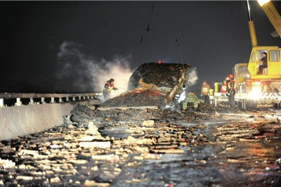 运烟花货车六环主路爆炸 司机开车头逃跑