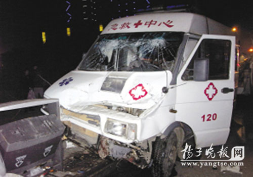 就是这辆救护车肇事。