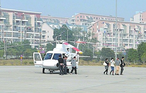 在福州金山展览城的广场上，一架直升机就停在平时用来停车的空地上。很多经过金山展览城的福州市民看到这稀罕物，纷纷驻足