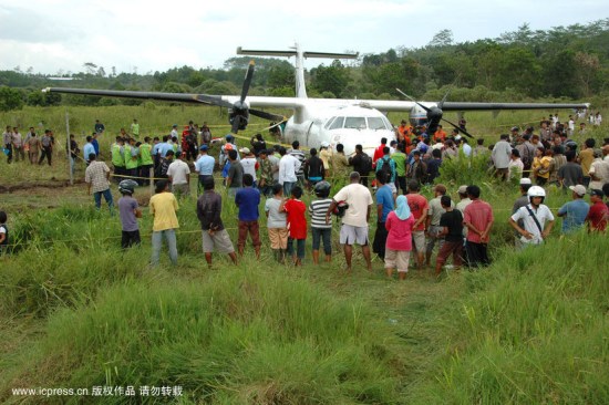 组图：印尼载有52人客机在稻田成功迫降