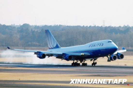 美联航客机赴日途中遭遇乱流约20人受伤(图)