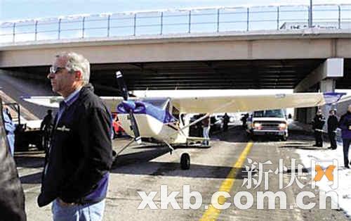 迫降现场，机师（左）在接受问话。 