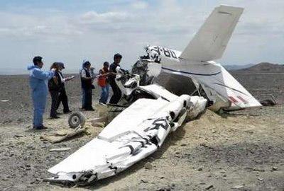 秘鲁一架小型飞机搭载游客于当地时间25日俯瞰著名的纳斯卡地画时坠毁，至少7人丧生。图为飞机坠毁现场。