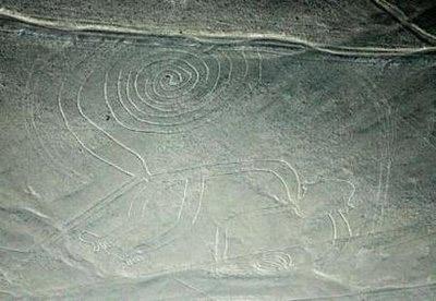 秘鲁一架小型飞机搭载游客于当地时间25日俯瞰著名的纳斯卡地画时坠毁，至少7人丧生。纳斯卡地画位于秘鲁南方400公里附近，只有从空中鸟瞰，才能看出地面上蜂鸟、猴子等动物以及一些几何图形，它是古老的纳斯卡族在公元前500年到公元500年间创造的神秘图腾，1994年被联合国教科文组织列入世界文化遗产。纳斯卡族已经在1500年前灭绝，原因至今仍是个谜。