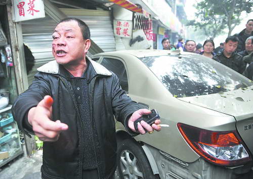 司机追飞车夺包者误撞饭馆惹麻烦(图)