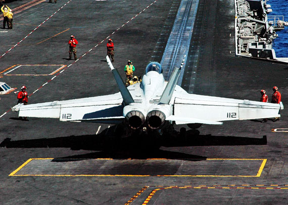 资料图：美国海军航母上的F-18舰载机