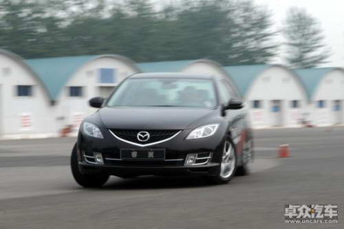 点击查看原图 常开车不等于会开车 0.1秒驾驶技巧保安全